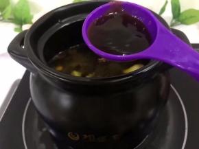 放入一勺蚝油入煲中焖30分钟，至牛肉八分熟