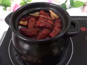 将红枣切开，放入煲中，小火炖30分钟