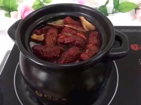 将红枣切开，放入煲中，小火炖30分钟