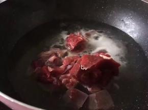将牛肉洗净切寸丁，锅里放水，煮开后将牛肉放入悼水，捞出沥干水分备用，