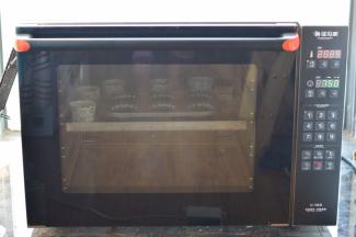 放入烤箱，200度，烤7分钟左右即可。如果是普通烤箱，就是220度，8分钟。