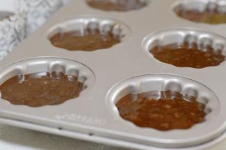 风炉预热200度，玛德琳模具涂上一层薄薄的黄油，然后将面糊倒入裱花袋中，挤入烤盘中。