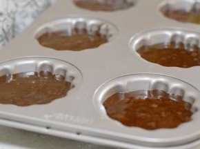 风炉预热200度，玛德琳模具涂上一层薄薄的黄油，然后将面糊倒入裱花袋中，挤入烤盘中。