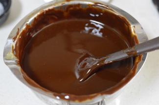 然后放入融化的巧克力中，用打蛋器搅拌均匀。