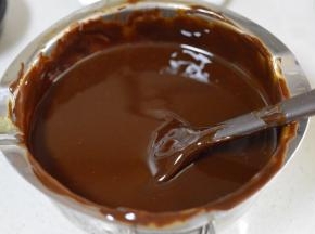 然后放入融化的巧克力中，用打蛋器搅拌均匀。