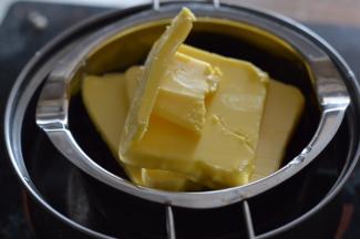 巧克力和黄油，隔水融化后，用打蛋器搅拌均匀至顺滑，放凉备用。
