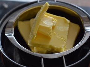 巧克力和黄油，隔水融化后，用打蛋器搅拌均匀至顺滑，放凉备用。
