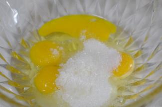 将鸡蛋和蛋黄放入一个干净的碗里，加入盐和细砂糖，并将砂糖搅拌融化，不需要打发。