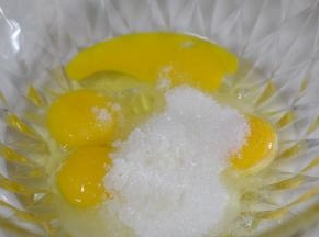 将鸡蛋和蛋黄放入一个干净的碗里，加入盐和细砂糖，并将砂糖搅拌融化，不需要打发。