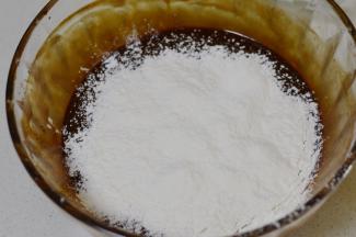 筛入低粉，用刮刀搅拌均匀。