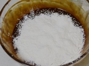 筛入低粉，用刮刀搅拌均匀。