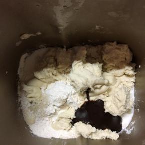 酵好的种面撕成小块和主面团，黄油以外的材料一起揉成光滑的面团，略有筋度时加入黄油，继续揉到能扯出较为结实的透明薄膜