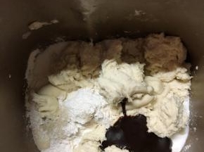 酵好的种面撕成小块和主面团，黄油以外的材料一起揉成光滑的面团，略有筋度时加入黄油，继续揉到能扯出较为结实的透明薄膜