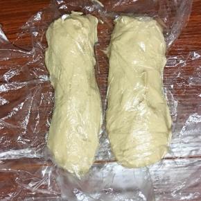 卷起，盖保鲜膜松弛15分钟左右