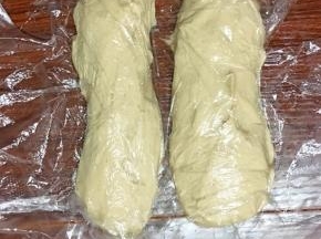 卷起，盖保鲜膜松弛15分钟左右