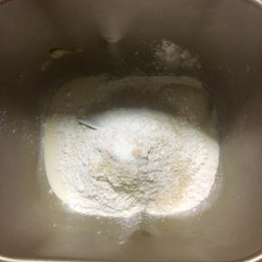 种面团材料全部放入面包机桶里混合