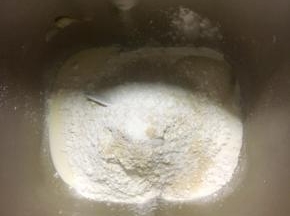 种面团材料全部放入面包机桶里混合