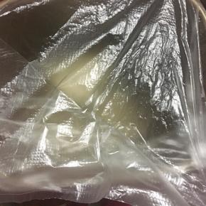 揉成面团，盆盖上保鲜膜，放入冰箱冷藏发酵17小时（温度较低的季节请酌情在室温下发酵30-60分钟再放入冰箱）