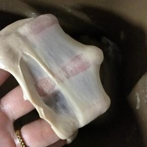 揉好的面团整理光滑，盖保鲜膜室温静置30分钟