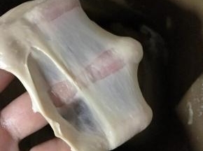揉好的面团整理光滑，盖保鲜膜室温静置30分钟