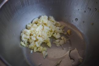 姜蒜剁成蓉备用