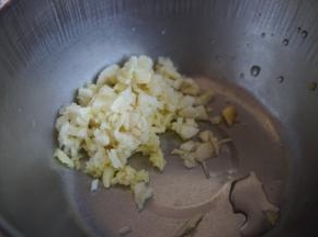 姜蒜剁成蓉备用