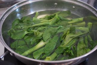 先用热水焯煮一下芥兰，然后捞起