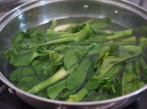 先用热水焯煮一下芥兰，然后捞起