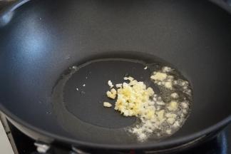 锅里放17克油烧热，加入姜蒜蓉