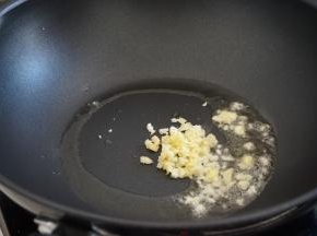 锅里放17克油烧热，加入姜蒜蓉