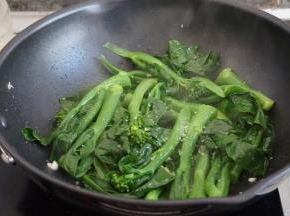 加入盐、糖和酒，翻炒片刻