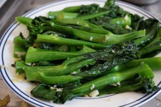 盛起炒好的芥兰