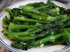 盛起炒好的芥兰