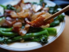 最后将炒熟的腊肉片倒在芥兰上即可