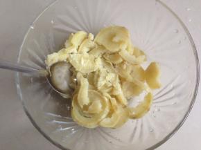 隔水蒸几分钟后，用汤匙压成泥