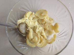 隔水蒸几分钟后，用汤匙压成泥