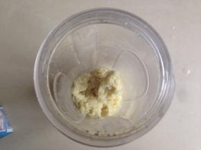 将红薯放入到搅拌杯里