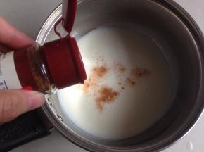 倒入奶锅里，加少许的肉桂粉