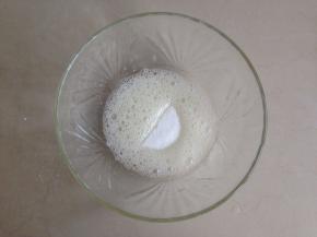 蛋清滴入几滴柠檬汁，加入1/3糖霜，打至有密集气泡的时候，再加入1/3糖霜