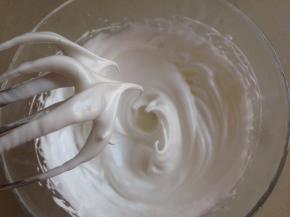 打至体积有点膨胀发白的时候，加入剩余的糖霜，用打蛋器继续打3、4分钟，打至干性发泡，不要打过了