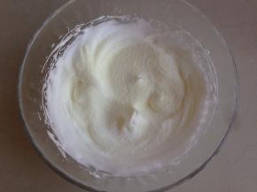 将奶粉和淀粉均匀地过筛到蛋白霜里