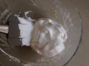 用刮刀从底部向上翻拌均匀，翻拌几下就好了。如果翻拌完之后，是很稀的状态，就是翻拌过度了