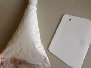 将蛋白霜放入到装有裱花嘴的裱花袋里