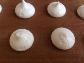 将圆形顶部的小尖角，用手指抹平一下，手指可以粘湿一点再操作