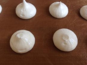 将圆形顶部的小尖角，用手指抹平一下，手指可以粘湿一点再操作