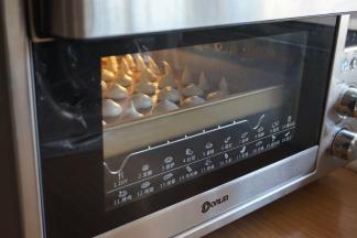 放入已经提前预热好100度的烤箱中下层，烘烤55分钟左右