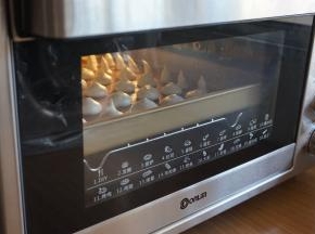 放入已经提前预热好100度的烤箱中下层，烘烤55分钟左右