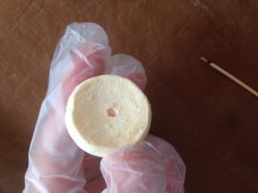 烘烤结束，将蛋白糖取出，用牙签在圆形的底部戳一个小孔