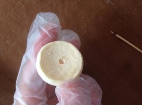 烘烤结束，将蛋白糖取出，用牙签在圆形的底部戳一个小孔