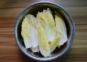 白菜洗净切成4半
